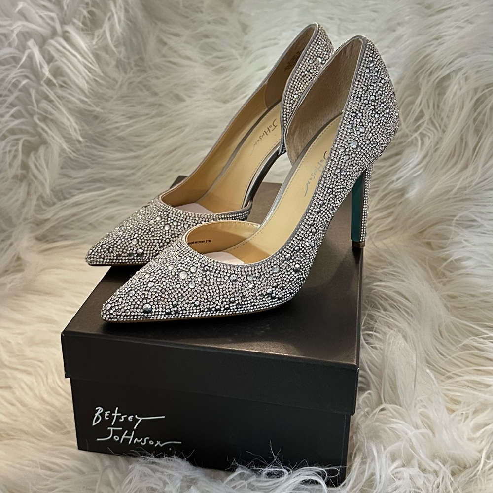 BETSY JOHNSON SB HAZIL SILVER SATIN PUMP